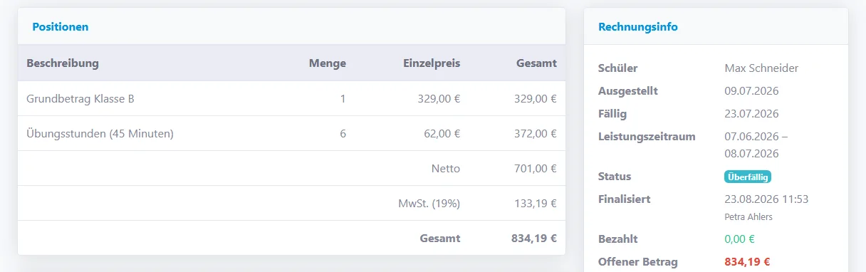 Eine ausgestellte Rechnung in FahrDex: Positionen mit Netto, ausgewiesener Umsatzsteuer und Gesamtbetrag, daneben Schüler, Leistungszeitraum, Status und offener Betrag.